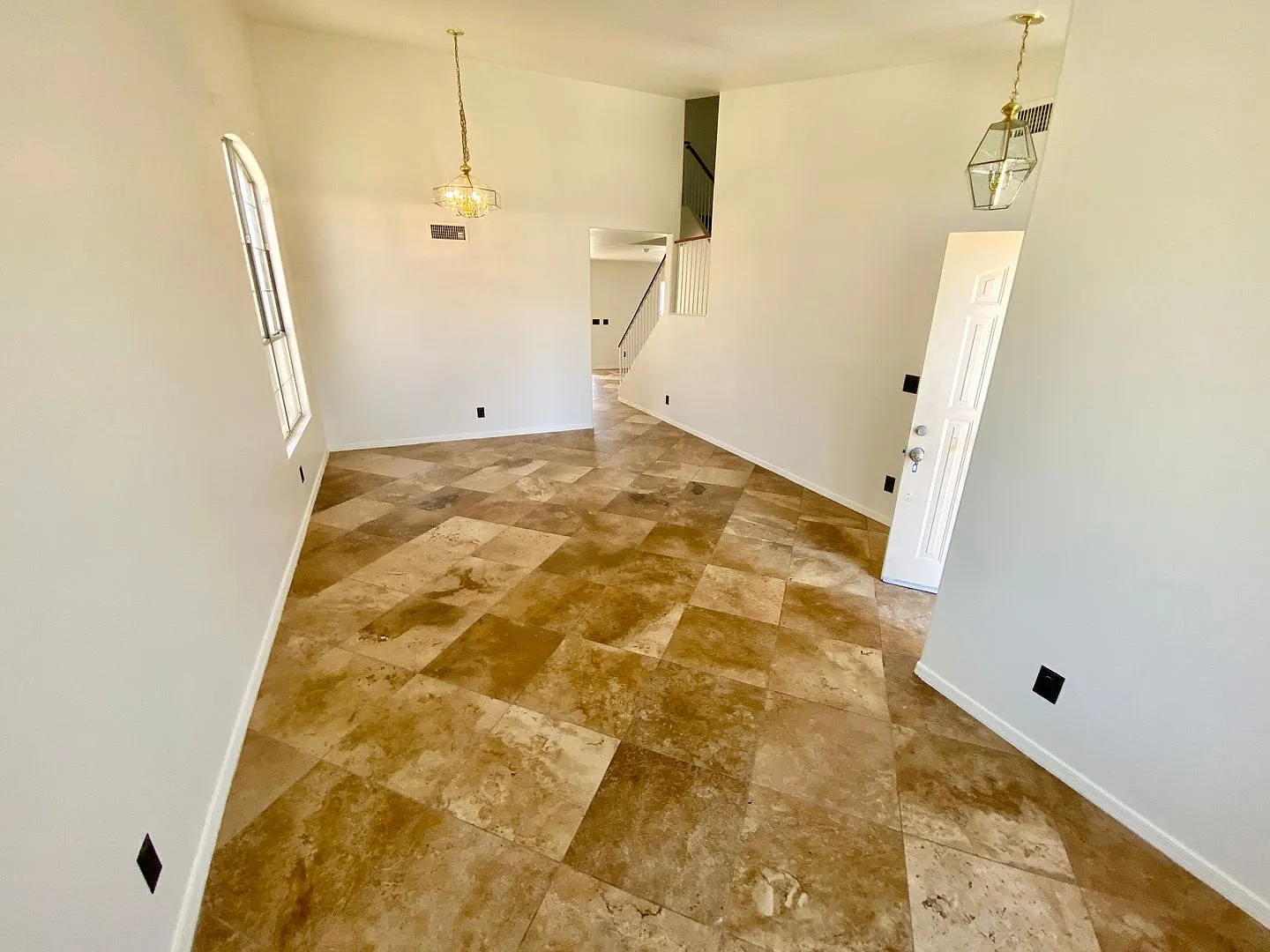 Spacious 4 Bedroom, 2.5 Bath in Avondale — Photo 2