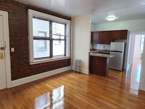 2nd image of 2138 Crescent St APT B1