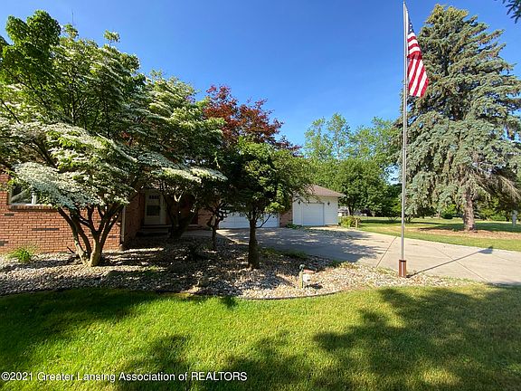 3rd image of 3122 E Broadmoor Dr