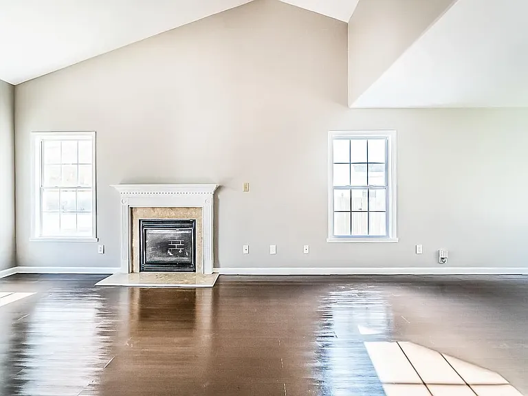 1002 Mallory Ln — Photo 4