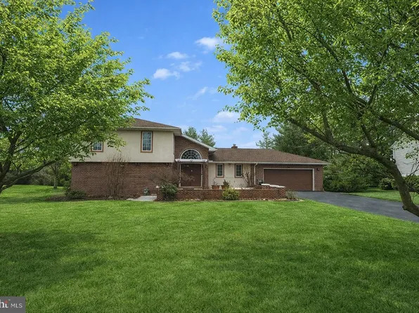 2729 Sparrow Dr, York, PA 17408