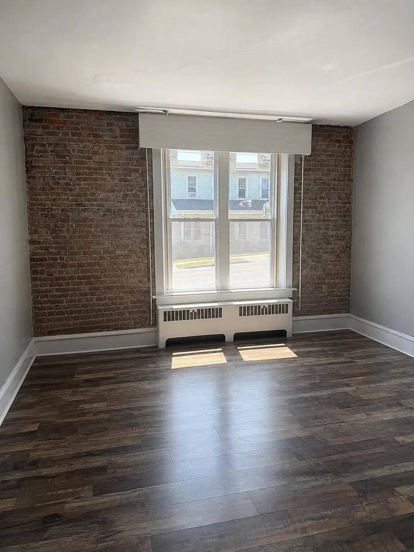 439 West High Street — Photo 2