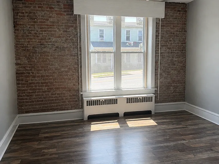 439 W High St — Photo 2