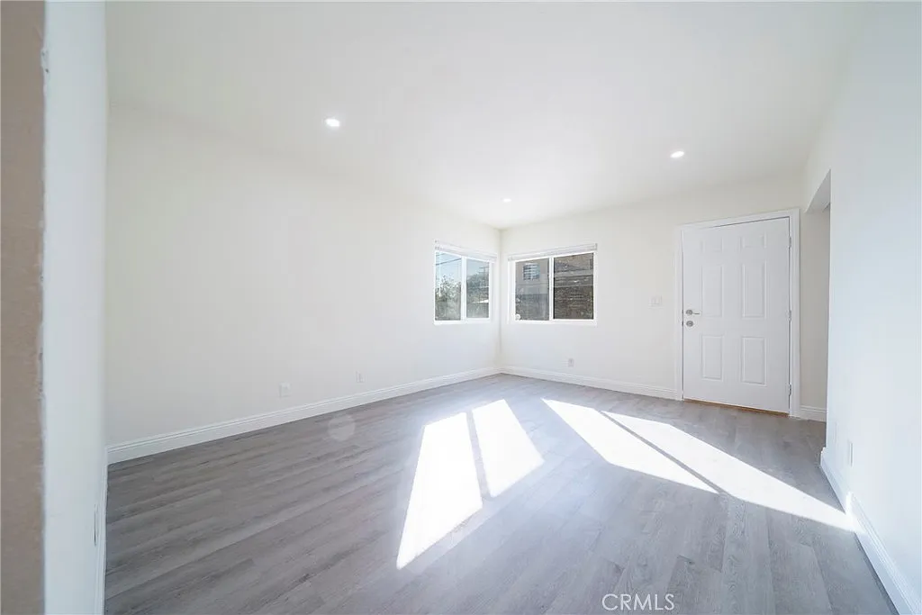 2 bed, 850 sqft, $2,200 — Photo 2