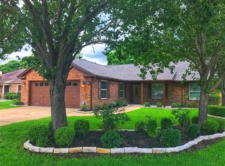 5122 Whittier Oaks Dr, Friendswood, TX 77546