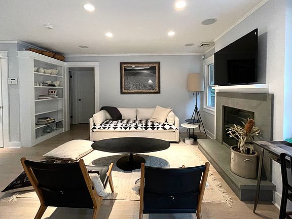 5th image of 16 Roxbury Ln