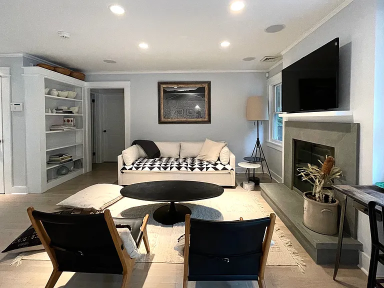16 Roxbury Ln — Photo 5