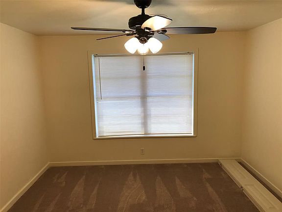 4th image of 121 N Burnet Dr
