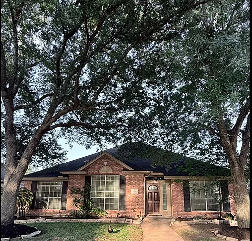 2711 W Oaks Blvd Photo 1