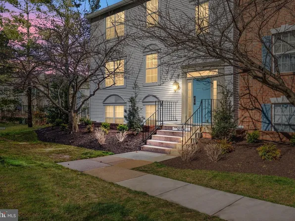 12104 Greenway Ct APT 201, Fairfax, VA 22033