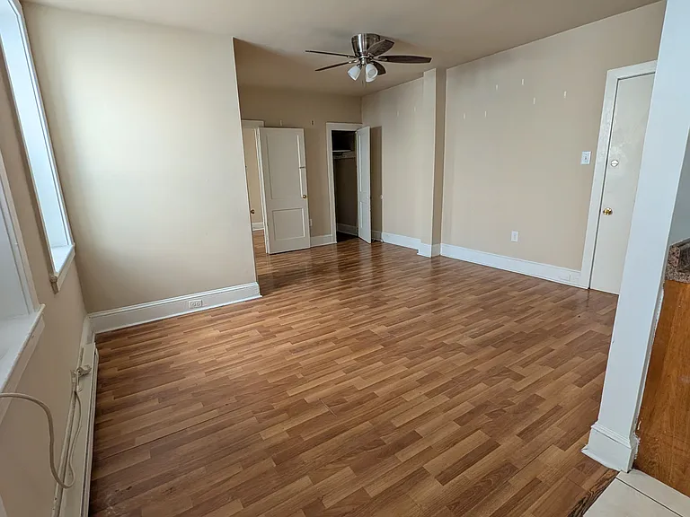 Kings Manor Apartments — Photo 28
