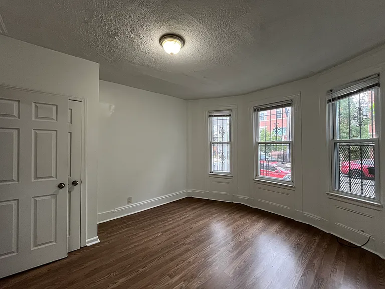 31 Van Nostrand Ave — Photo 9