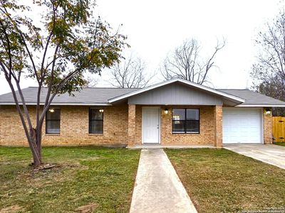 809 8th, Floresville, TX, 78114