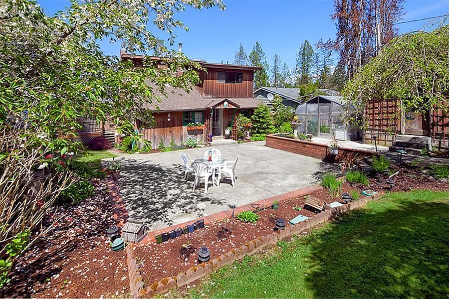 2nd image of 10667 E Lake Joy Dr NE