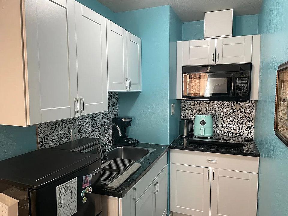 1st image of 3275 Parkhaven Dr #1