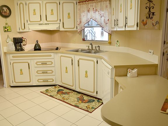 4th image of 315 NE Moonstone Dr