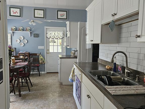 3rd image of 905 E Broadwell St