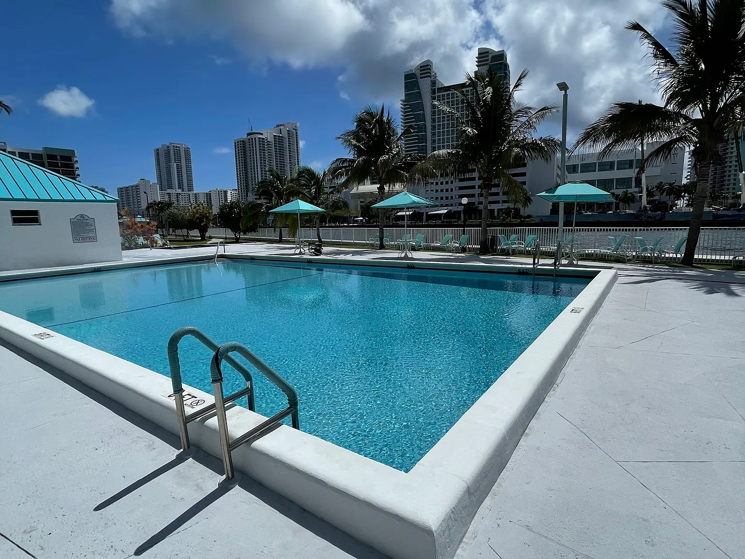 1 bed, 1.5 bath, 915 sqft, $2,100 — Photo 2