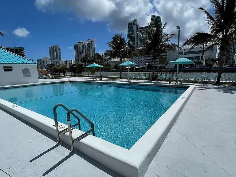 200 Leslie Dr #427 — Photo 2