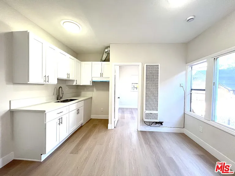 345 W 45th St #4 — Photo 2