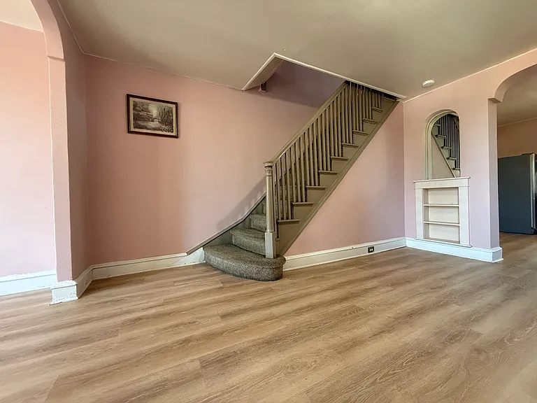 212 E Sheldon St — Photo 17