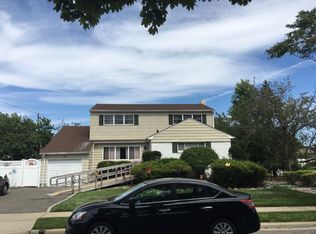 18 Norman Pl, Massapequa, NY 11758