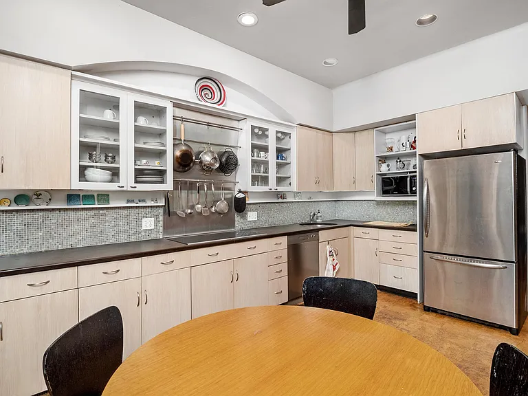 4388 McPherson Ave — Photo 9