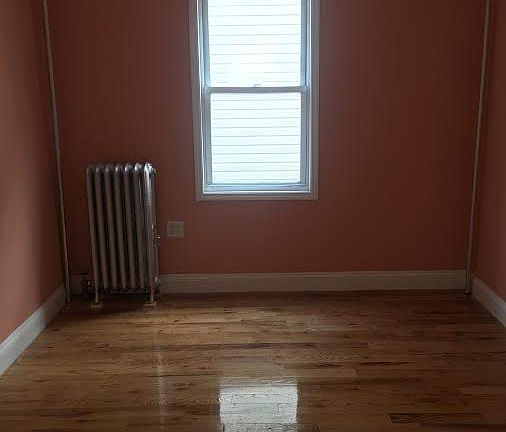 4th image of 10922 122nd St