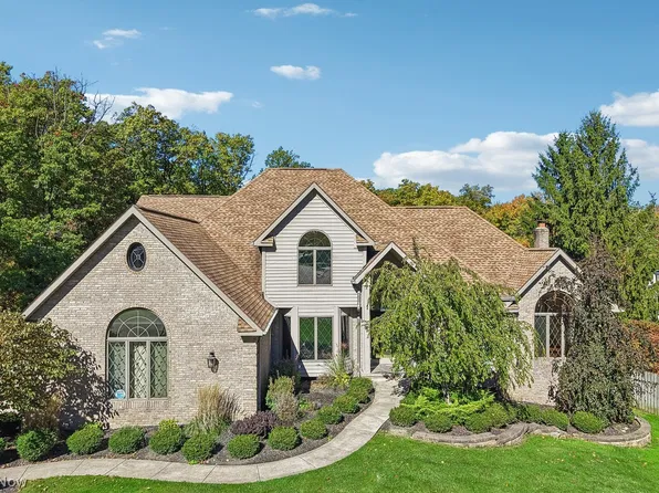 6198 Castle Dr, North Royalton, OH 44133