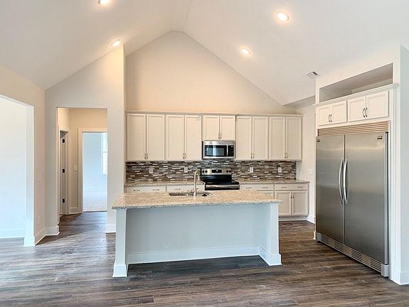4th image of 2527 Parkwood Dr