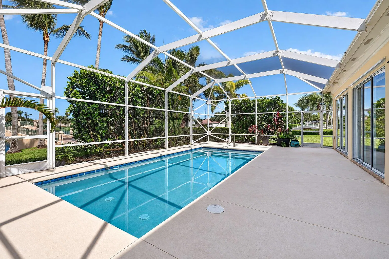 3 bed, 3.0 bath, 2199 sqft, $5,600 — Photo 3