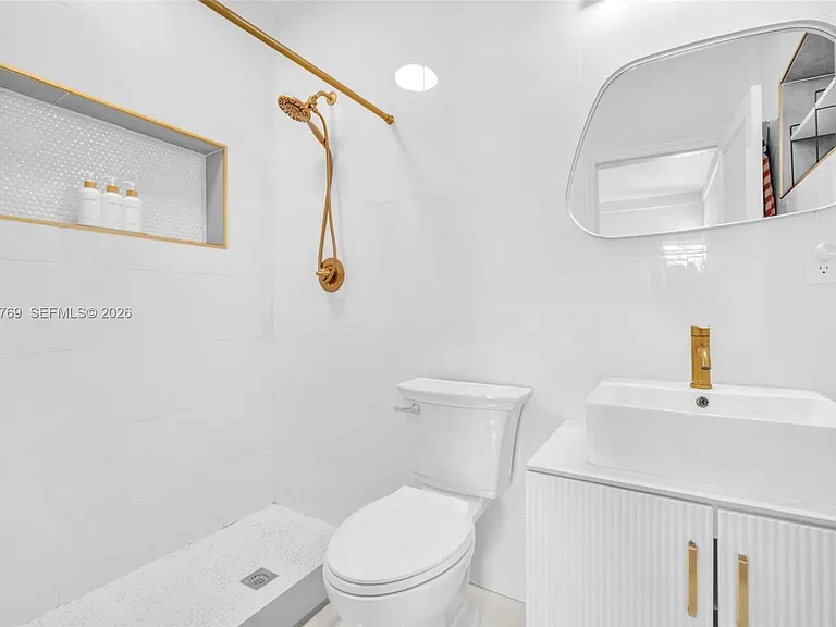 470 NE 113th St — Photo 32
