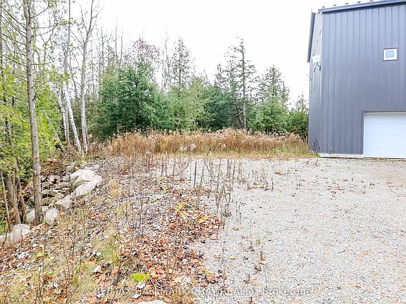 4th image of 2576 Champlain Rd