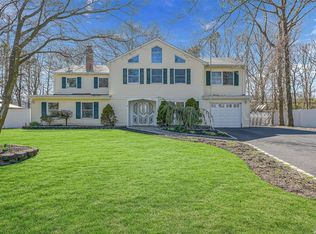 28 Lakeside Dr, Ronkonkoma, NY 11779
