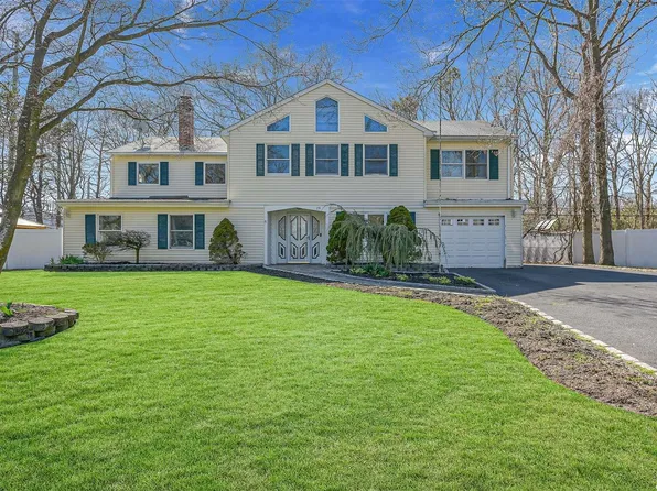 28 Lakeside Drive, Ronkonkoma, NY 11779