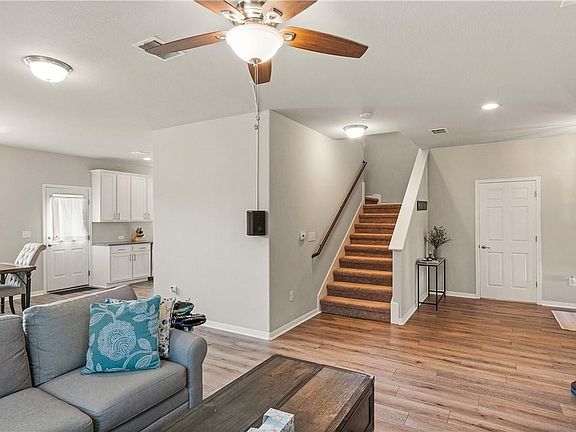 2nd image of 414 Eagle Brook Ln