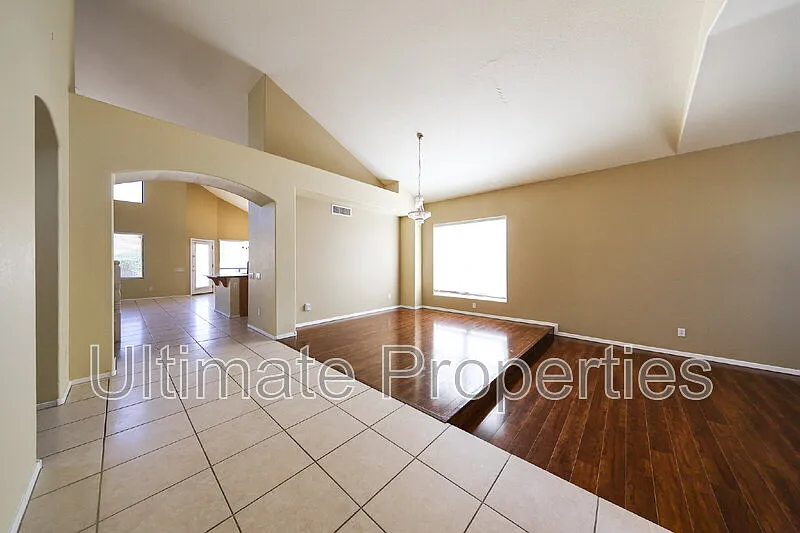 4 bed, 2.5 bath, 3029 sqft, $2,995 — Photo 4