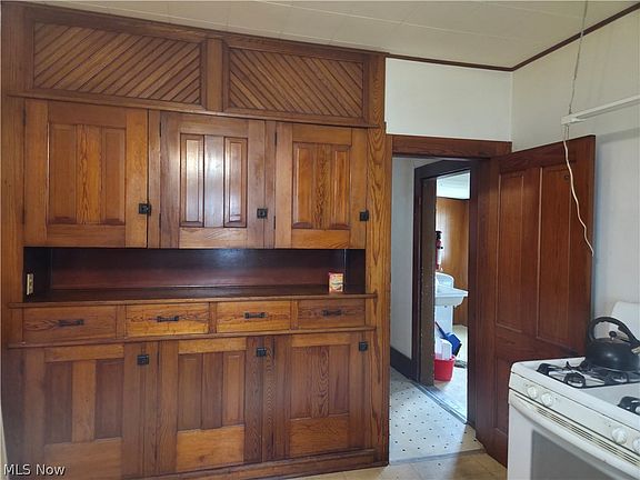 5th image of 40 Walnut St