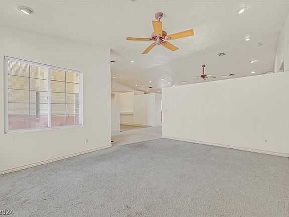 4th image of 380 E Desert Rose Dr