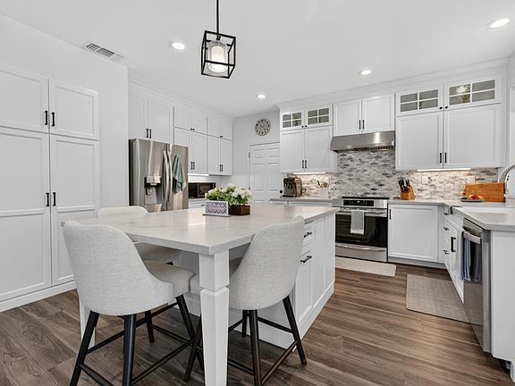 2nd image of 209 Holmfirth Ct