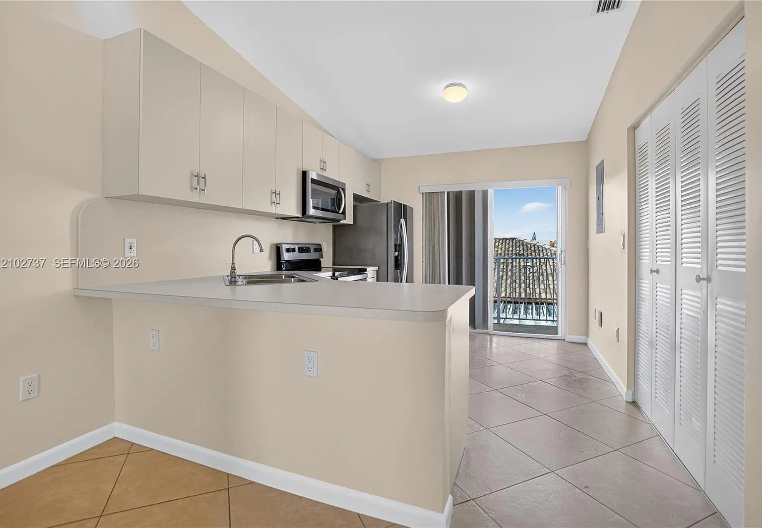 El Prado Xvi Condo — Photo 4