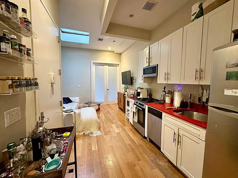 250 Melrose St #3L — Photo 1