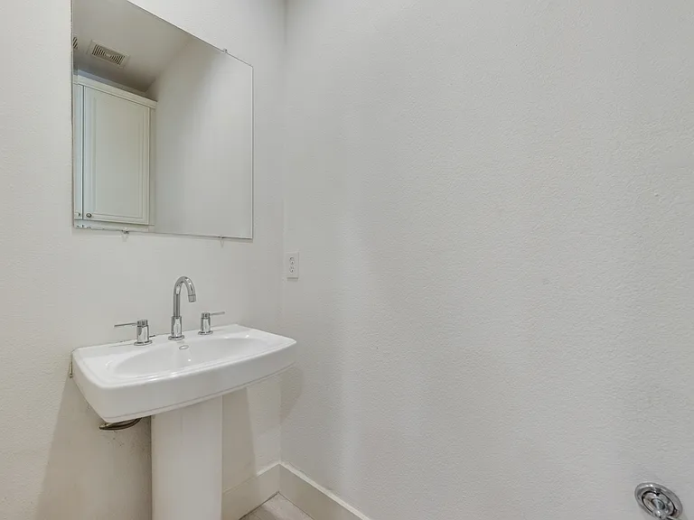 2411 N Hall St #5 — Photo 10