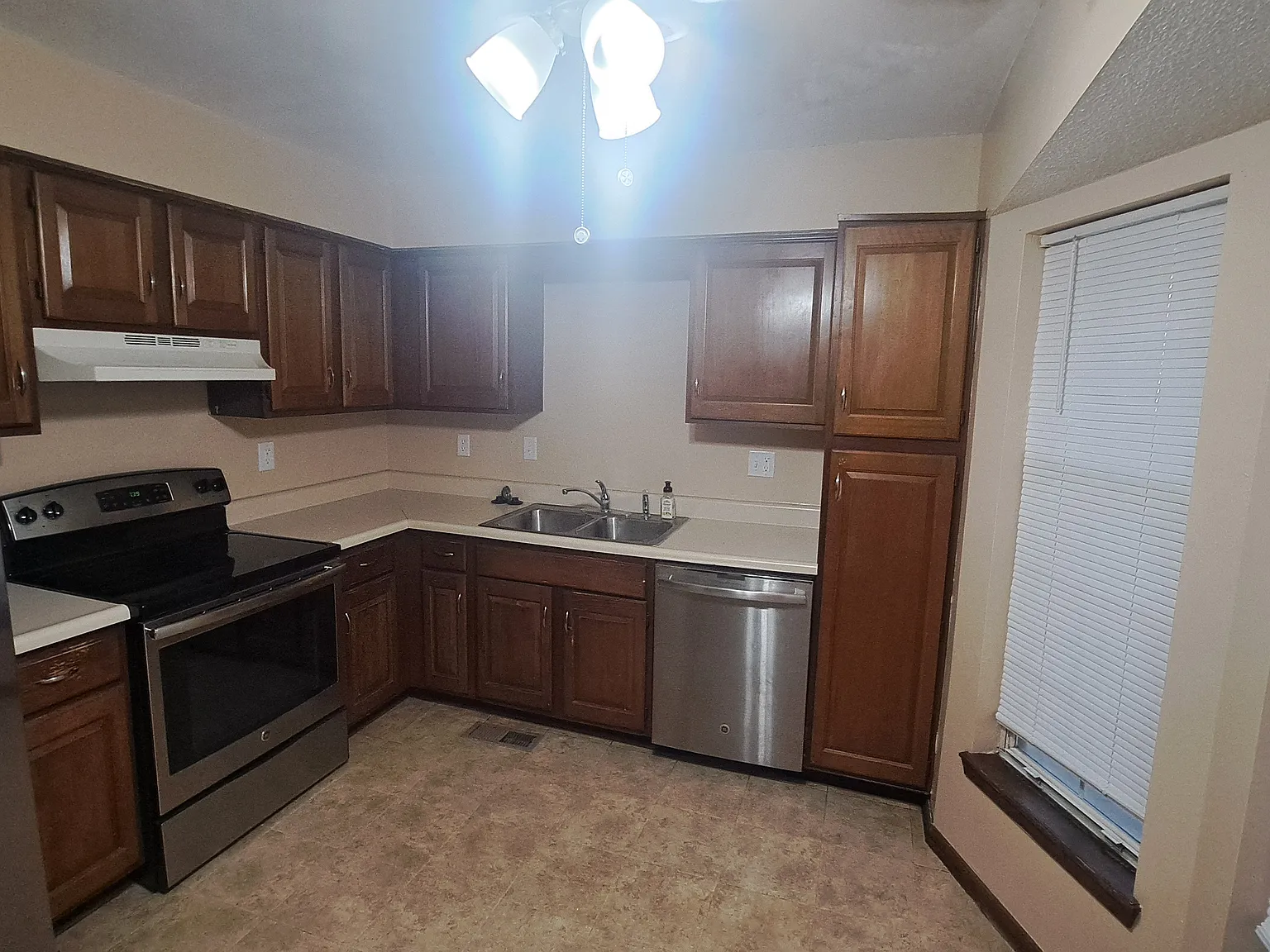 3 bed, 1330 sqft, $1,725 — Photo 3