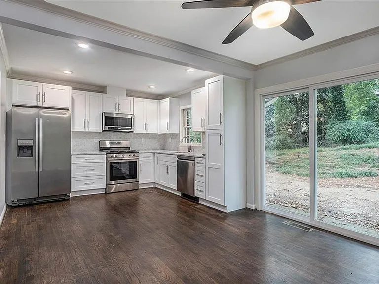 388 Lakemoore Dr NE — Photo 11