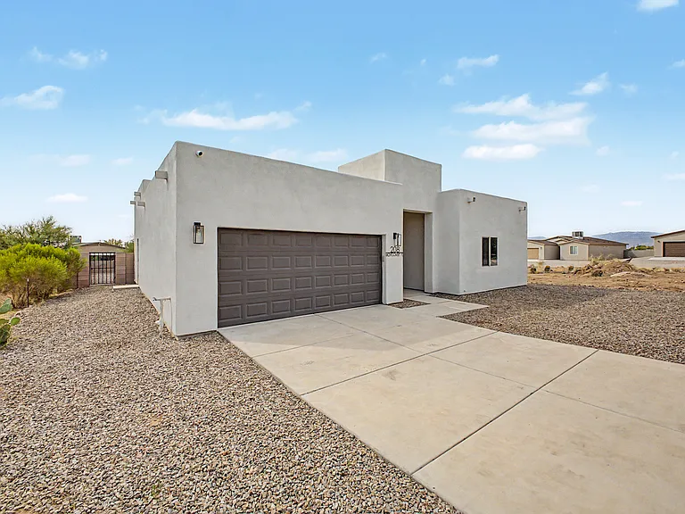 208 S Montgomery Pl — Photo 2