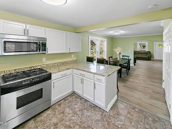 5th image of 322 W Hills Dr
