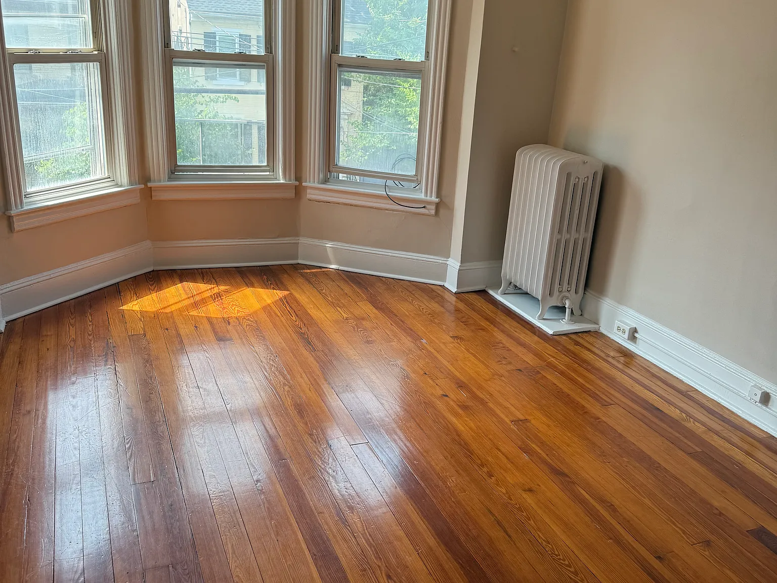 136 W Fairview St — Photo 3