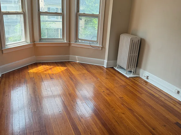 136 W Fairview St — Photo 3