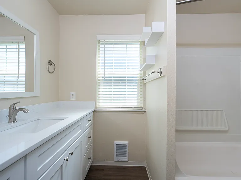1 Bed 1 Bath Corner Unit - 750 Sq Ft 1 Bed 1 Bath Corner Unit - 750 Sq Ft